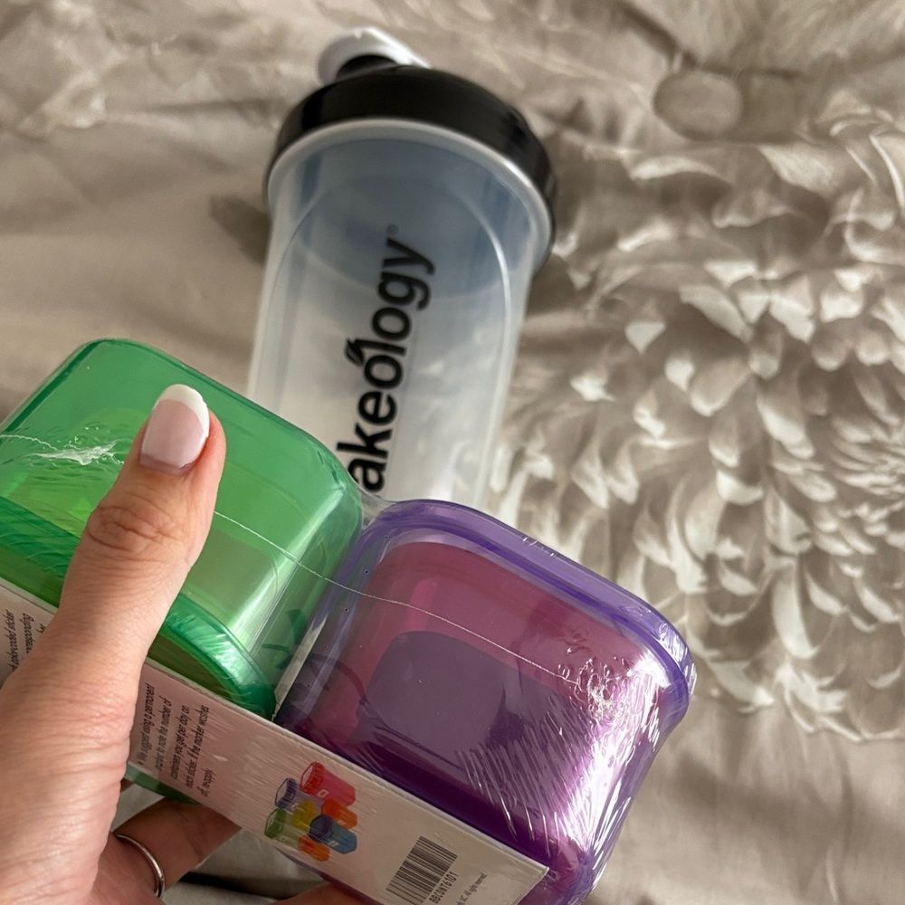 Shakeology Shaker Bottle and Portion Control Containers - Picture 2 of 2